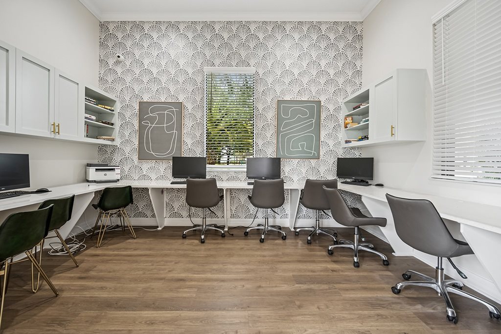 Business center at Cedar Grove Apartments in Miami FL